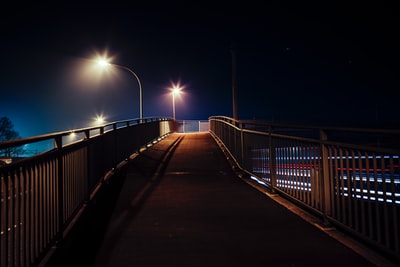 夜间褐色木桥